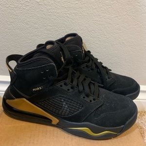 Black Nike Jordan basketball shoes